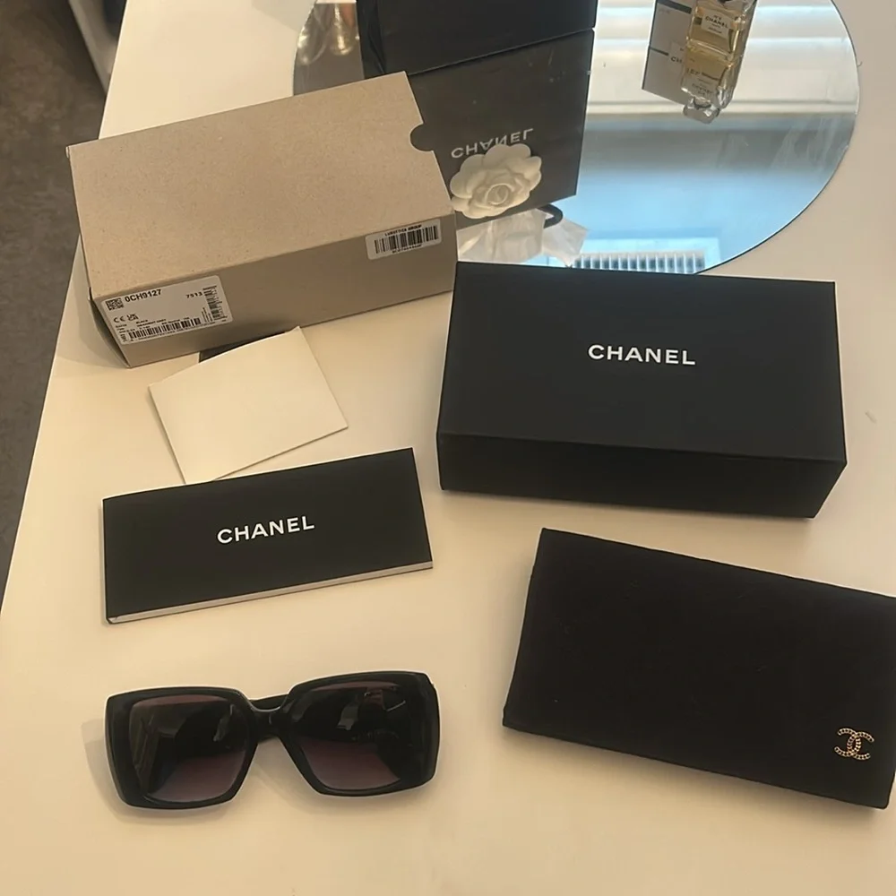COPY - CHANEL Black Oversized Sunglasses with Tinted Lenses and Distinctive Tem… - Picture 4 of 10